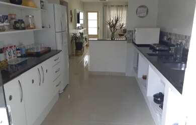 Imagem: A casa possui 2 Dormitórios, 1 Banheiro, 2 Vagas na garagem