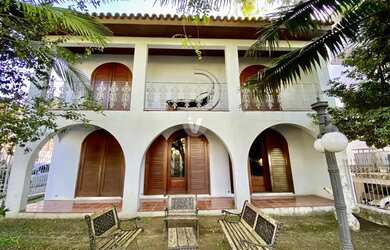 Imagem: A casa possui 4 Dormitórios, 3 Banheiros, 2 Vagas na garagem