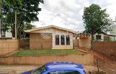 Imagem: A casa possui 3 Dormitórios, 4 Vagas na garagem e está localizado