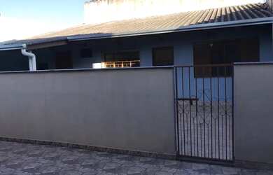 Imagem: A casa possui 1 Dormitório, 1 Banheiro, 1 Vaga na garagem