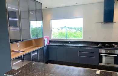 Imagem: A casa possui 3 Dormitórios, 1 Banheiro, 2 Vagas na garagem