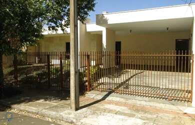 Imagem: A casa possui 5 Dormitórios, 4 Banheiros, 4 Vagas na garagem