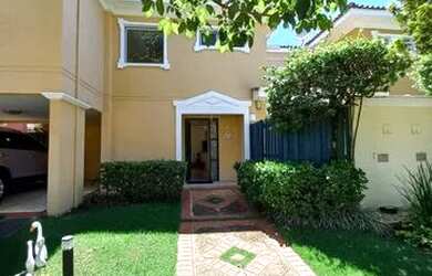 Imagem: A casa possui 4 Dormitórios, 5 Banheiros, 4 Vagas na garagem