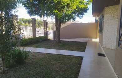 Imagem: A casa possui 3 Dormitórios, 4 Banheiros, 5 Vagas na garagem