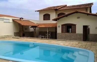 Imagem: A casa possui 4 Dormitórios, 3 Banheiros, 5 Vagas na garagem