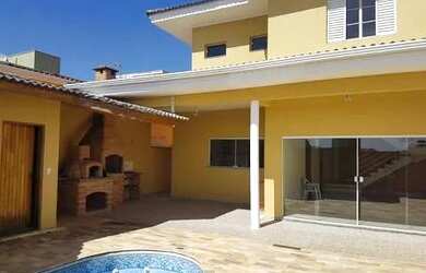 Imagem: A casa possui 3 Dormitórios, 3 Banheiros, 3 Vagas na garagem