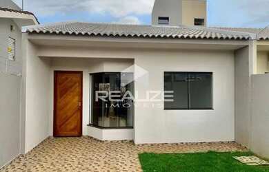 Imagem: A casa possui 3 Dormitórios, 1 Banheiro, 2 Vagas na garagem