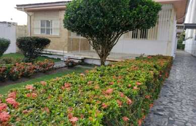 Imagem: A casa possui 4 Dormitórios, 3 Banheiros, 5 Vagas na garagem