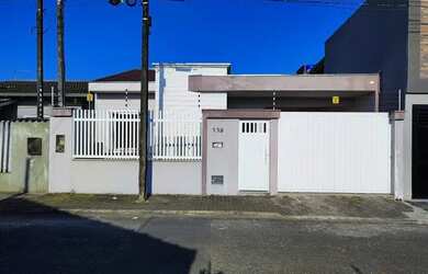 Imagem: A casa possui 2 Dormitórios, 1 Banheiro, 2 Vagas na garagem