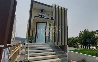 Imagem: A casa em condomínio e possui Dormitórios, Suítes, Banheiros