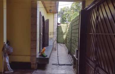 Imagem: A casa possui 2 Dormitórios, 2 Banheiros, 3 Vagas na garagem