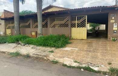 Imagem: A casa possui 2 Dormitórios, 2 Banheiros, 4 Vagas na garagem