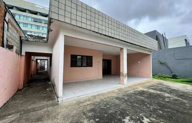 Imagem: A casa possui 5 Dormitórios, 3 Banheiros, 2 Vagas na garagem