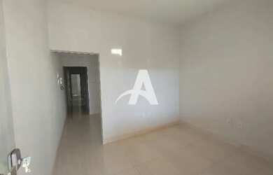 Imagem: A casa possui 3 Dormitórios, 1 Banheiro, 2 Vagas na garagem