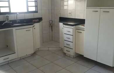 Imagem: A casa possui 2 Dormitórios, 2 Banheiros, 2 Vagas na garagem