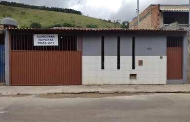 Imagem: A casa possui 3 Dormitórios, 2 Banheiros, 5 Vagas na garagem