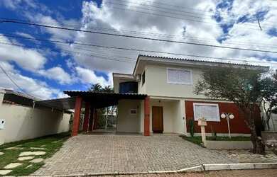 Imagem: A casa em condomínio possui 5 Dormitórios, 4 Banheiros, 4