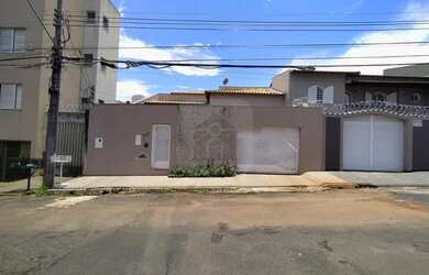 Imagem: A casa possui 4 Dormitórios, 4 Banheiros, 4 Vagas na garagem