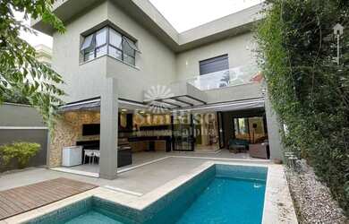 Imagem: A casa possui 4 Dormitórios, 5 Banheiros, 4 Vagas na garagem