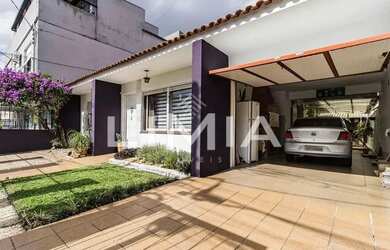 Imagem: A casa possui 3 Dormitórios, 4 Banheiros, 3 Vagas na garagem