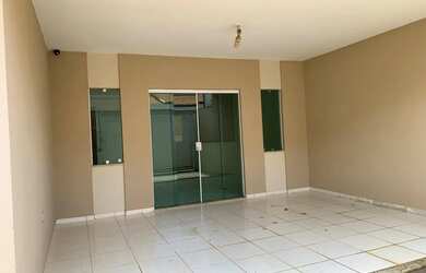 Imagem: A casa possui 3 Dormitórios, 2 Banheiros, 2 Vagas na garagem