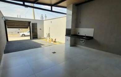 Imagem: A casa possui 3 Dormitórios, 2 Banheiros, 2 Vagas na garagem