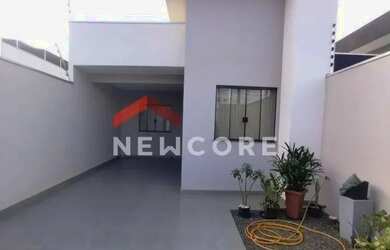 Imagem: A casa possui 3 Dormitórios, 2 Banheiros, 2 Vagas na garagem