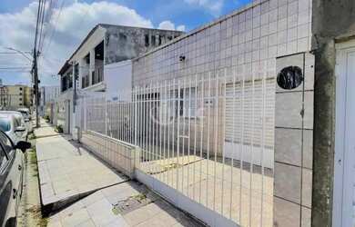 Imagem: A casa possui 4 Dormitórios, 2 Banheiros, 1 Vaga na garagem