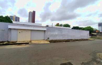 Imagem: A casa possui 3 Dormitórios, 4 Banheiros, 5 Vagas na garagem