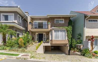 Imagem: A casa em condomínio possui 4 Dormitórios, 4 Banheiros, 3