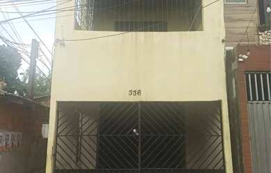 Imagem: A casa possui 4 Dormitórios, 1 Banheiro, 1 Vaga na garagem