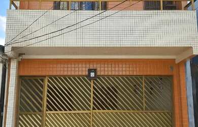 Imagem: A casa possui 3 Dormitórios, 3 Banheiros, 2 Vagas na garagem