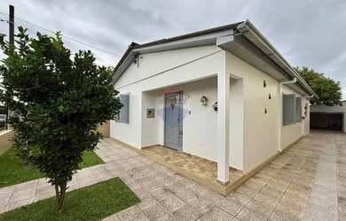 Imagem: A casa possui 2 Dormitórios, 2 Banheiros, 1 Vaga na garagem