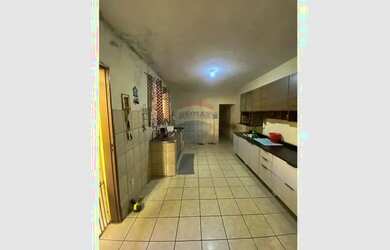 Imagem: A casa possui 4 Dormitórios, 4 Banheiros, 1 Vaga na garagem