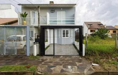 Imagem: A casa possui 2 Dormitórios, 3 Banheiros, 1 Vaga na garagem