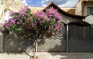 Imagem: A casa possui 5 Dormitórios, 5 Banheiros, 3 Vagas na garagem