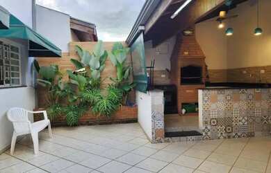 Imagem: A casa possui 3 Dormitórios, 3 Banheiros, 3 Vagas na garagem