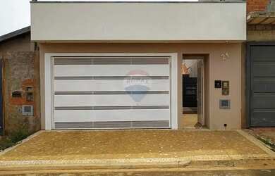 Imagem: A casa possui 2 Dormitórios, 1 Banheiro, 2 Vagas na garagem