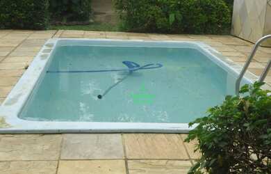 Imagem: A casa possui 3 Dormitórios, 2 Banheiros, 5 Vagas na garagem