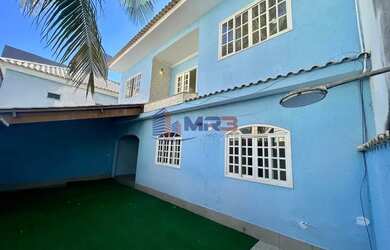 Imagem: A casa possui 3 Dormitórios, 2 Banheiros, 2 Vagas na garagem