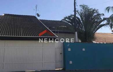 Imagem: A casa possui 3 Dormitórios, 3 Banheiros, 4 Vagas na garagem