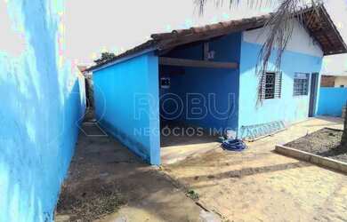 Imagem: A casa possui 2 Dormitórios, 2 Banheiros, 2 Vagas na garagem