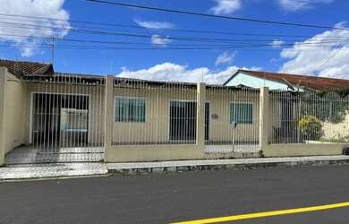 Imagem: A casa possui 3 Dormitórios, 2 Banheiros, 3 Vagas na garagem