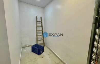 Imagem: O depósito possui 5 Vagas na garagem, 80m² de Área e está