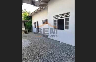 Imagem: A casa possui 3 Dormitórios, 1 Banheiro, 1 Vaga na garagem