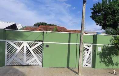 Imagem: A casa possui 3 Dormitórios, 2 Banheiros, 2 Vagas na garagem