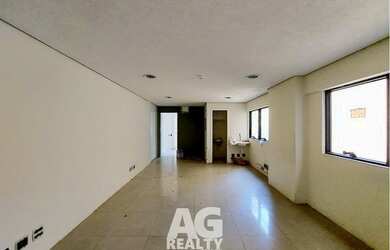 Imagem: O depósito possui 3 Vagas na garagem e 96m² de Área e está