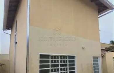 Imagem: A casa possui 2 Dormitórios, 2 Banheiros, 2 Vagas na garagem