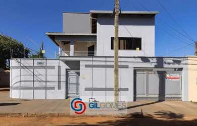 Imagem: A casa possui 4 Dormitórios, 5 Banheiros, 4 Vagas na garagem