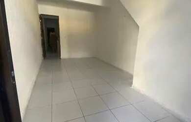 Imagem: A casa possui 1 Dormitório, 1 Banheiro, 1 Vaga na garagem